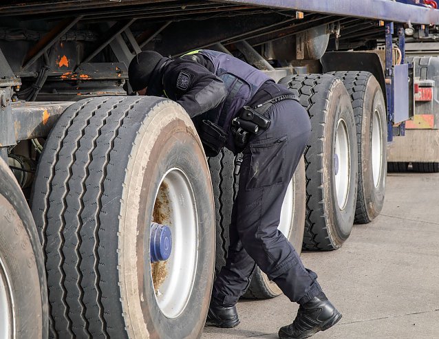 Bild: Polizisten kontrollierten Brummis