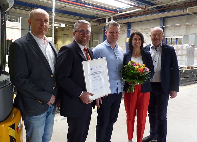 Bild: vlnr.: Panu Ares, Werksleiter (McAirlaid&acute;s Vliesstoffe GmbH), Karsten Frob&ouml;se, Vorsitzender der Gesch&auml;ftsf&uuml;hrung (Agentur f&uuml;r Arbeit Th&uuml;ringen Nord), J&ouml;rg Pf&uuml;tzenreuter,  Logistikmanager (McAirlaid&acute;s Vliesstoffe GmbH), Dr. Cornelia Haase-Lerch, Hauptgesch&auml;ftsf&uuml;hrerin (IHK Erfurt), Horst Dornieden, Leiter Personal (McAirlaid&acute;s Vliesstoffe GmbH)