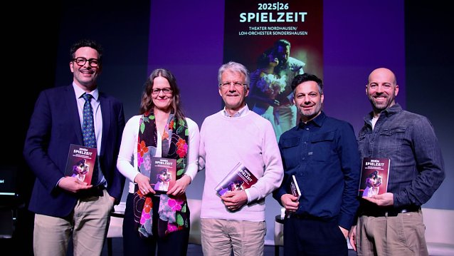 Bild: Die neue Spielzeit steht in den Startl&ouml;chern, v.l.: Operndirektor Benjamin Prins, Chefdramaturgin Dr. Juliane Hirschmann, Intendant Daniel Klajner, Ballettdirektor Ivan Alboresi und der Leiter des jungen Theaters, J&ouml;rg Neubauer