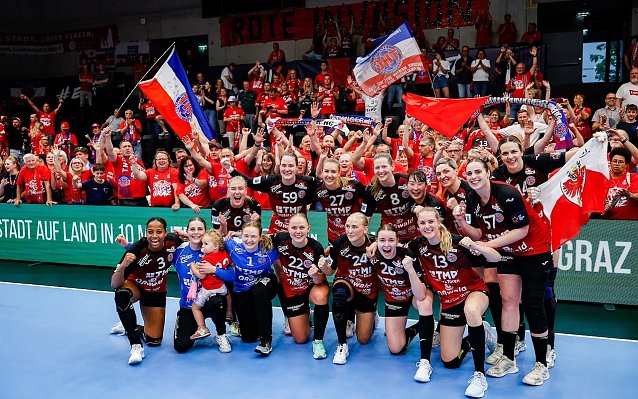 Bild: Die jubelnden THC-Champions gestern Abend nach dem Halbfinalsieg mit ihren Fans