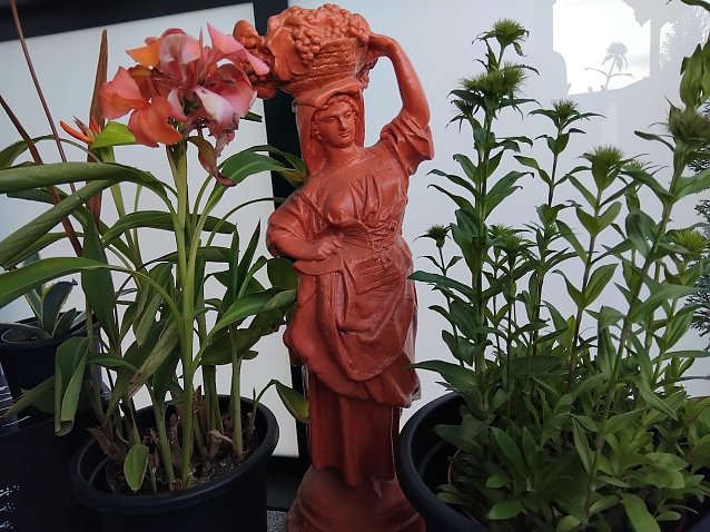 Bild: Statur auf einem Balkon