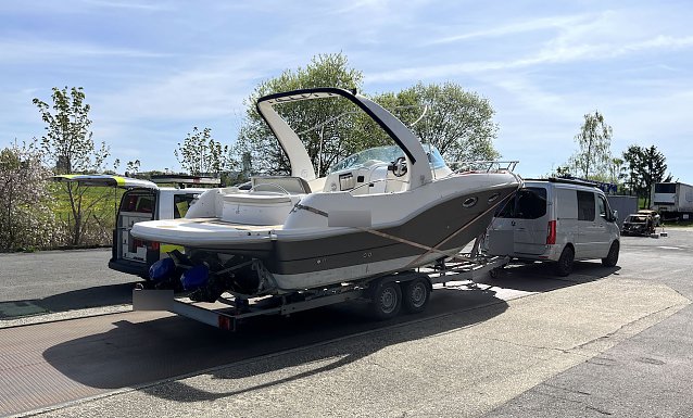 Bild: Ein Sportboot auf der Autobahn?