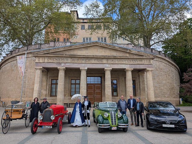 Bild: 2.: Pr&auml;sentieren die Geschichte der Mobilit&auml;t von 0,7 zu 560 PS (v.l.n.r.): Claudia Langhammer, Stabsstellenleiterin f&uuml;r Kultur / Tourismus / Wirtschaftsf&ouml;rderung, Lutz Pfeil, das F&uuml;rstenpaar Liane und Mike Bauer, Joachim M&auml;der, B&uuml;rgermeister Steffen Grimm und Marko Wuttke, Centerleiter Autohaus Peter Mercedes Benz