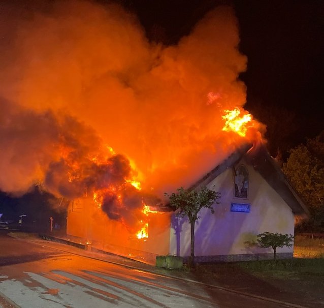 Bild: Sch&uuml;tzenhaus in Flammen