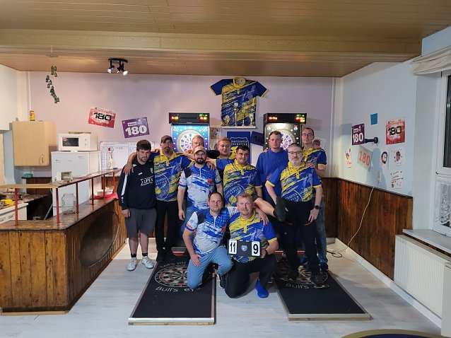 Bild: Hinten v.l.: Marc Runge, David Kazior, Robert Beykirch, Marcel hellmuth, Christian Lutter, Sebastian Sch&uuml;&szlig;ler, Raphael Winsel, Thomas Peglow; vorn hockend v.l.: Stefan Jackl, Ren&eacute; Fischer