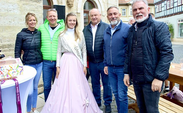 Bild: Die THC-Gesellschafter mit Monique Reinz (l.), Rosenk&ouml;nigin Maxima und B&uuml;rgermeister nebst Ex-Landrat und Neu-Vorstand beim THC, Harald Zanker (r.) 