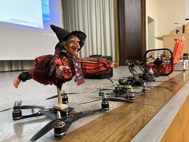 Bild: An der Hochschule kann man auch der Brockenhexe noch das Fliegen beibringen