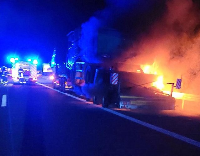 Bild: LKW brannte auf der Autobahn
