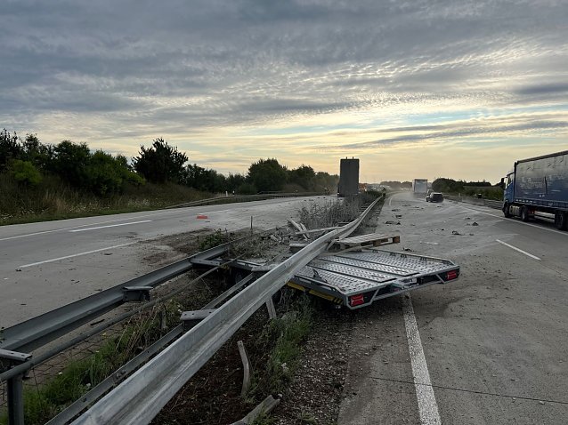 Bild: Abg&auml;ngiger Anh&auml;nger auf der A38