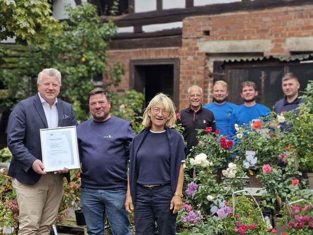 Bild: Christian B&ouml;duel, der Leiter der Industrie- und Handelskammer in Nordth&uuml;ringen, &uuml;bergibt die Urkunde an Sebastian und Susanne Albrecht. Au&szlig;erdem auf dem Foto hinten von links Karl-Heinz Lorenz, Hannes und Leon Albrecht und Marcel Wenderott.