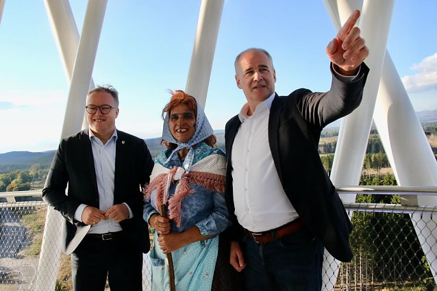 Bild: Das Triumvirat des "Hex" v.l.: Th&uuml;ringens Ministerpr&auml;sident Mario Voigt, die Brockenhexe h&ouml;chstpers&ouml;nlich und Landrat Matthias Jendricke