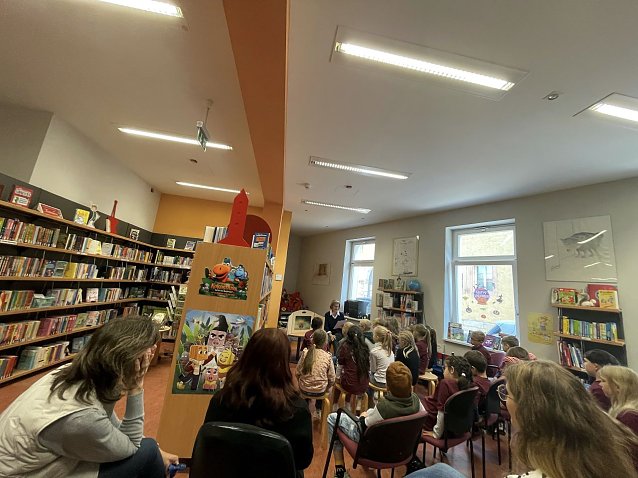 Bild: Kartoffel Knubbel Karl zu Besuch in der Stadtbibliothek Worbis