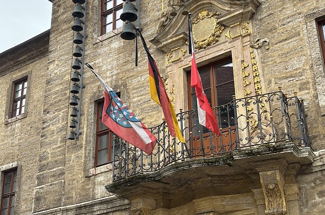 Bild: Heute Trauerbeflaggung an Th&uuml;ringer Rath&auml;usern wie hier in Bad Langensalza
