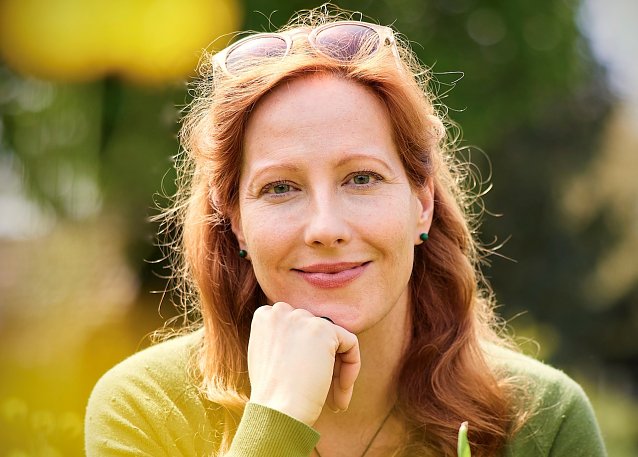Bild: Sarah Benz, Musikerin, Dipl. Sozialp&auml;dagogin, Notfallseelsorgerin, Trauerbegleiterin und Bestatterin liest am Mittwoch, 22. Oktober 20205, aus ihrem Buch Sarggeschichten.