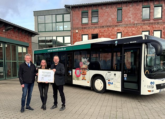 Bild: LGS-Gesch&auml;ftsf&uuml;hrer Stefan Nolte (rechts) nahm den Bus feierlich von Oliver Puff und Mariana Kohlhause entgegen.
