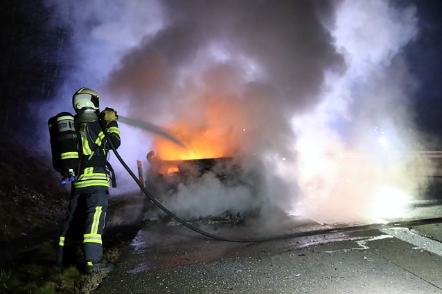 Bild: Pkw steht in Flammen