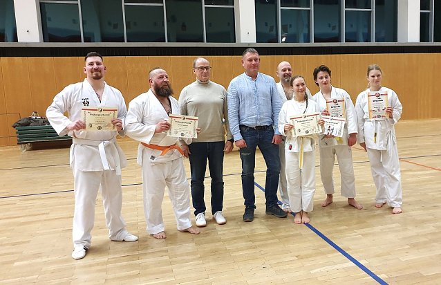 Bild:  Die erfolgreichen Pr&uuml;fungsteilnehmer des KSVL, v.l: Julian Wagner, Michael Engelmann, die Trainer: Joachim Retzek und Domenic Hesse, Domenic Knauft, Madleen Gro&szlig;e, Kilian Simon und Livia Heddergott.