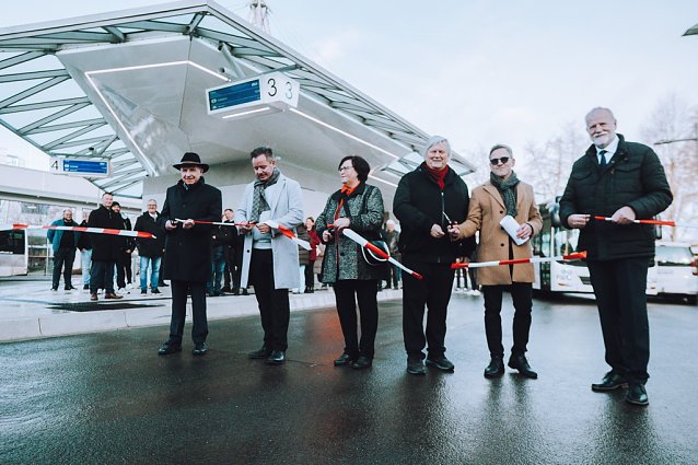 Bild: Feierliche &Uuml;bergabe des Leinefelder Busbahnhofes