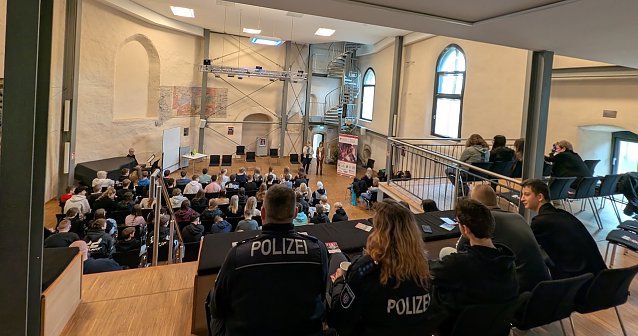 Bild: Volles Haus in der Cruciskirche: Die Gleichstellungsbeauftragten empfingen Sch&uuml;ler aus dem Kyffh&auml;userkreis und Vertreter der Polizei