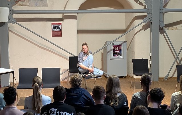 Bild: Schauspielerin Lisa Bihl verk&ouml;rperte eine alkoholkranke Frau, die unter den Folgen h&auml;uslicher Gewalt leidet.