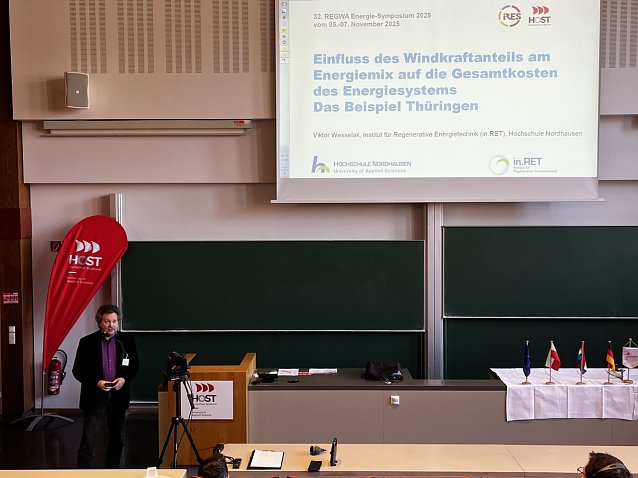 Bild: Prof. Dr.-Ing. Viktor Wesselak (Hochschule Nordhausen) beim 32. REGWA-Symposium mit der Vorstellung seines Papers zum Einfluss der Windkraft auf die Gesamtkosten des Energiesystems in Th&uuml;ringen 