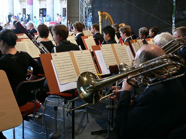 Bild: Das Loh-Orchester unterh&auml;lt