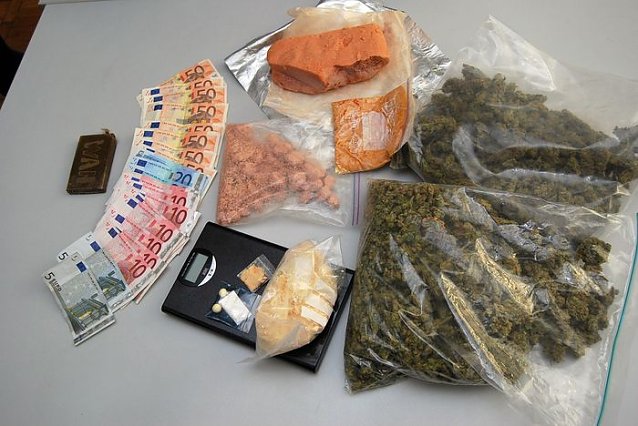 Bild: Sicher gestellt: Drogen und Bargeld