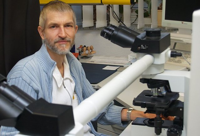 Bild: Dr. Holzwarth an seinem Arbeitsplatz