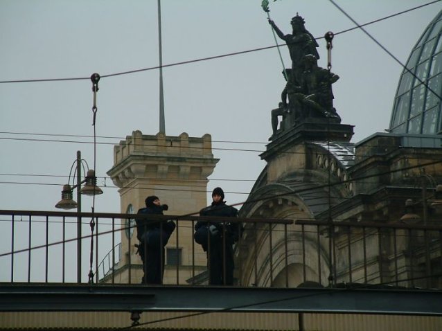 Bild: Die Polizei &uuml;berwachte Bahnhof, Gleise und Unterf&uuml;hrungen