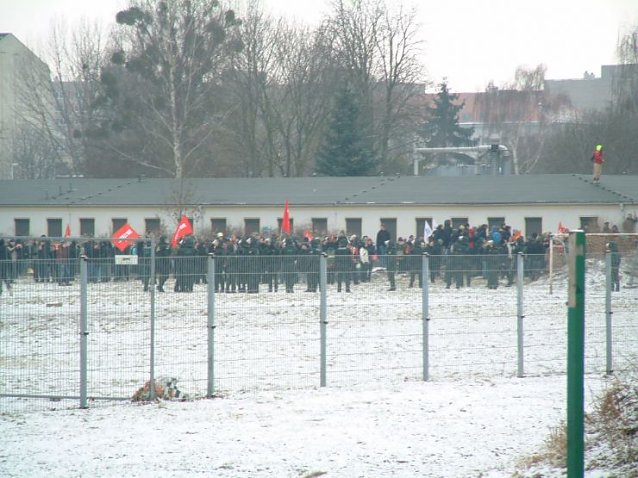 Bild: Eine zweite Gruppe Demonstranten kann von der Polizei aufgehalten werden