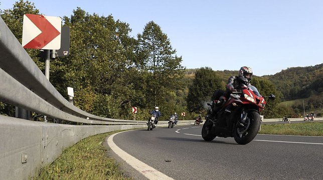 Bild: Fit in die Motorradsaison: Mit defensiver Fahrweise nicht ins Rutschen kommen.