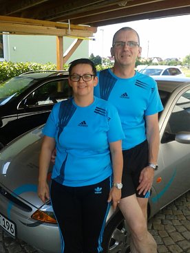 Bild: Erfreut pr&auml;sentiert Helmut Peter (rechts) seine neuen Auszubildenden. Links: die Ausbildungsleiter Achit T&ouml;lle und Kornelia Zennecke, hinten rechts: Fachschaftsleiter Rainer Sturm. Sie alle arbeiten Hand in Hand.