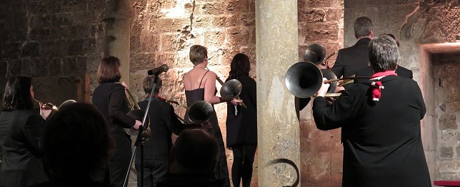 Bild: Dem Publikum den R&uuml;cken zugewandt - der Akustik wegen
