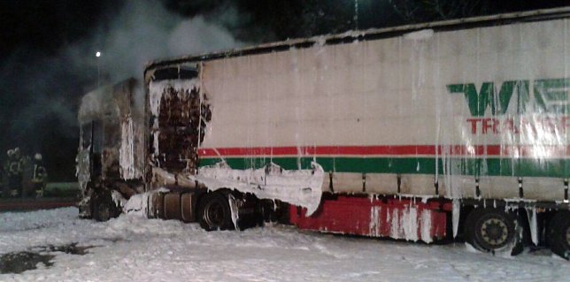 Bild: Lkw brannte v&ouml;llig aus