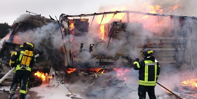 Bild: Lkw mit M&ouml;beln ausgebrannt