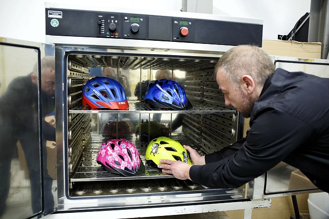 Bild: Hier geht es hei&szlig; her. Die Helme kommen f&uuml;r vier Stunden in einen Backofen mit 75 Grad. So stark kann sich ein Auto im Sommer erhitzen