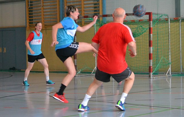 Bild: Handball spielt Fu&szlig;ball