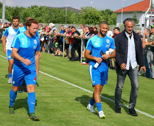 Bild: Gaudino mit Chaftar und Pfingsten-Reddig beim Testspiel gegen RWE