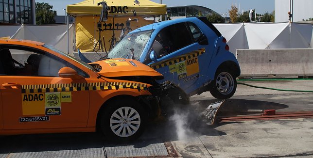 Bild: Prallen ein Golf und ein Smart zusammen, besteht ein erhebliches Verletzungsrisiko f&uuml;r den Smart-Fahrer.