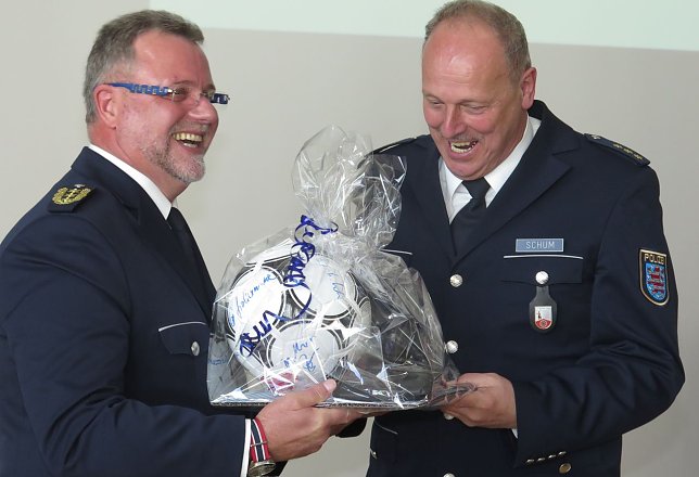 Bild: LPD-Chef Brunnengr&auml;ber &uuml;berreicht einen Fu&szlig;ball
