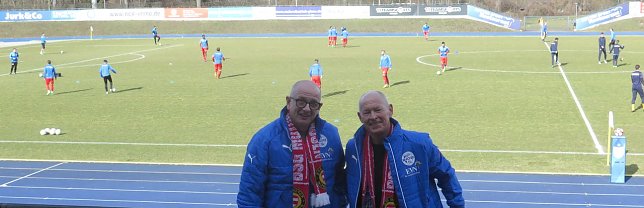 Bild: Auch die Fans sind schon im Stadion