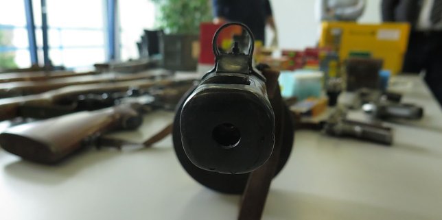 Bild: Sichergestellte Waffen pr&auml;sentiert