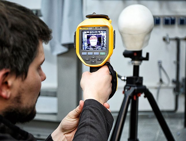 Bild: Eine W&auml;rmebild&shy;kamera misst, wie warm der Kopf unter dem Helm geworden ist.