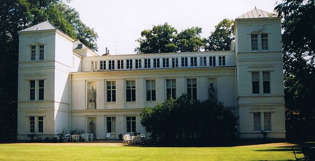 Bild: Schloss in Tegel von der Hofseite her