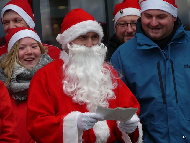 Bild: Weihnachtsm&auml;nner singen