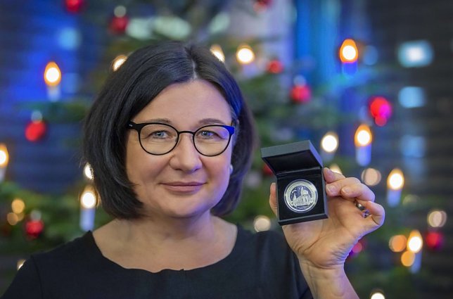 Bild: Annette Klingebiel mit dem Weihnachtstaler