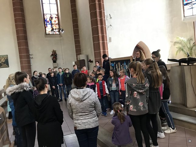 Bild: Gebet am Kreuz