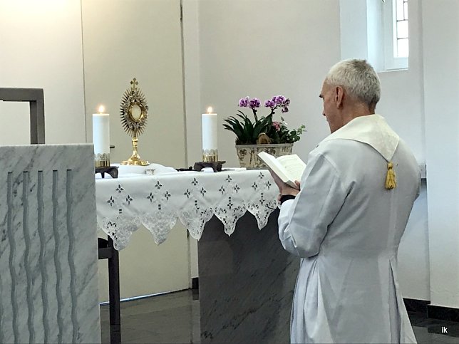 Bild: Anbetung Pater Dominique