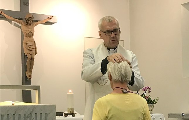 Bild: Auflegung des Skapuliers und Segnung