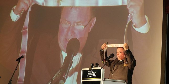 Bild: Richard Hentrich segnete so manchen Neubau, hier im vergangenen Jahr ein neues Autohaus der Peter-Gruppe